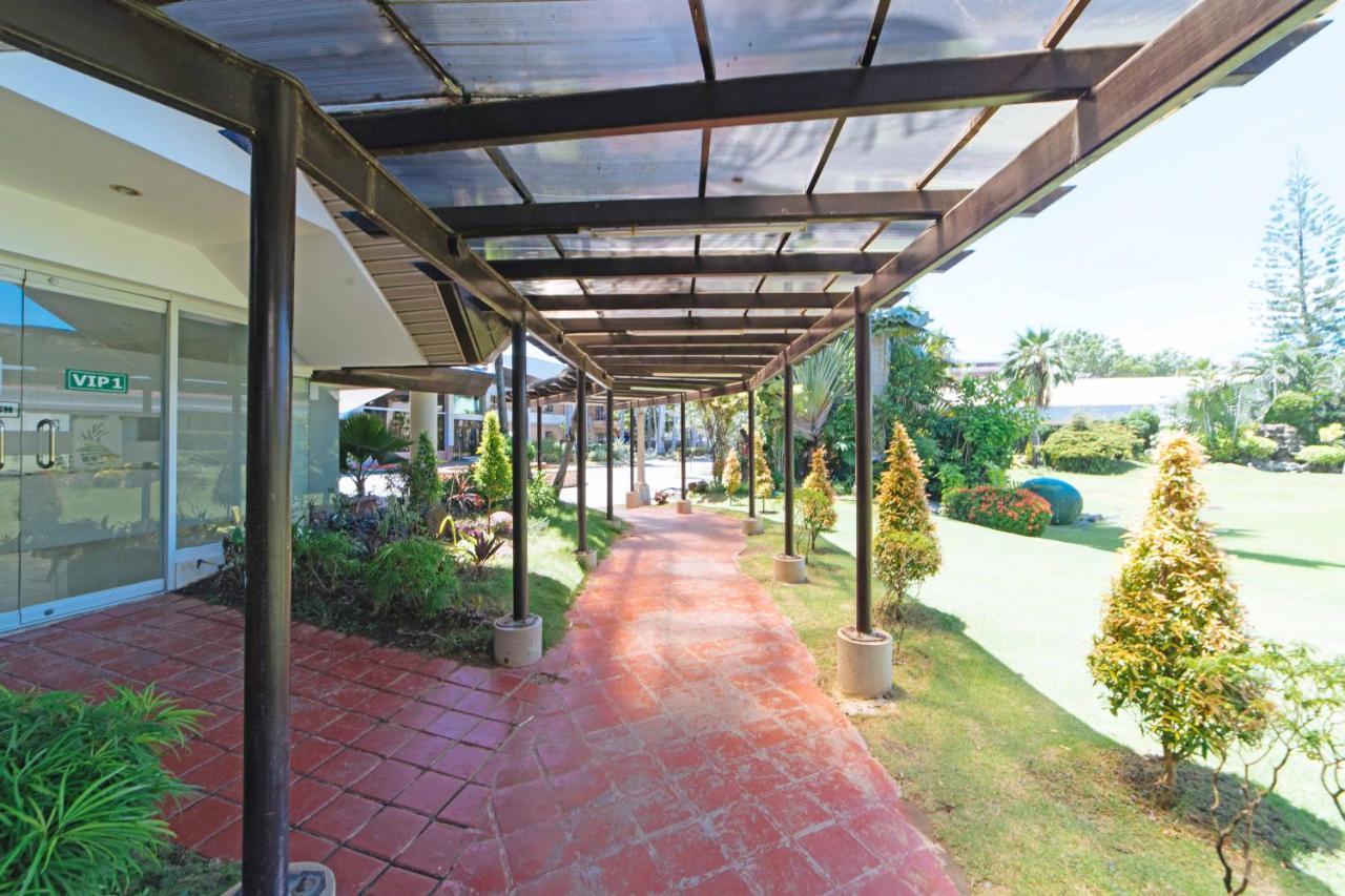 Hotel Reddoorz Premium @ The Ritz Garden Oases Davao Stadt Exterior foto