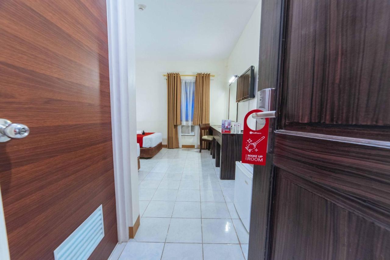 Hotel Reddoorz Premium @ The Ritz Garden Oases Davao Stadt Exterior foto