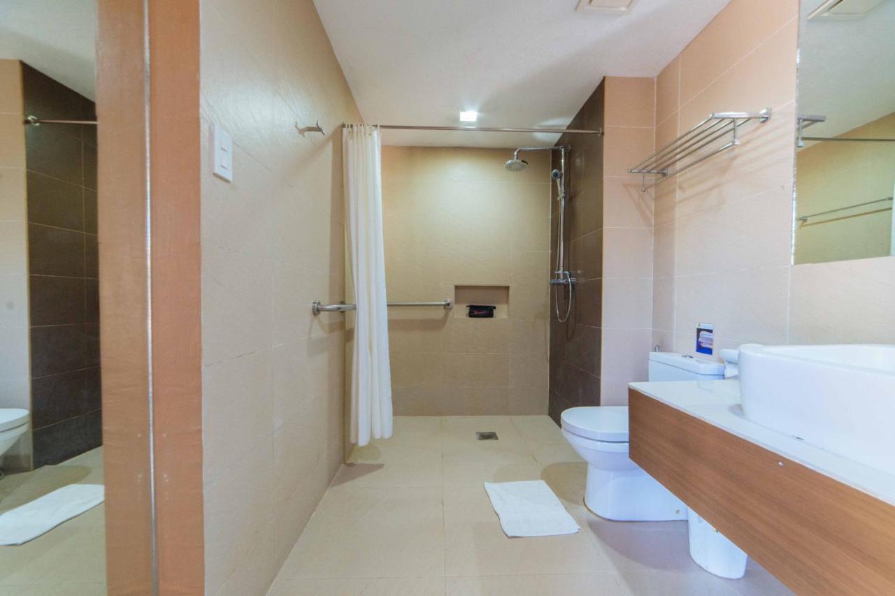 Hotel Reddoorz Premium @ The Ritz Garden Oases Davao Stadt Exterior foto