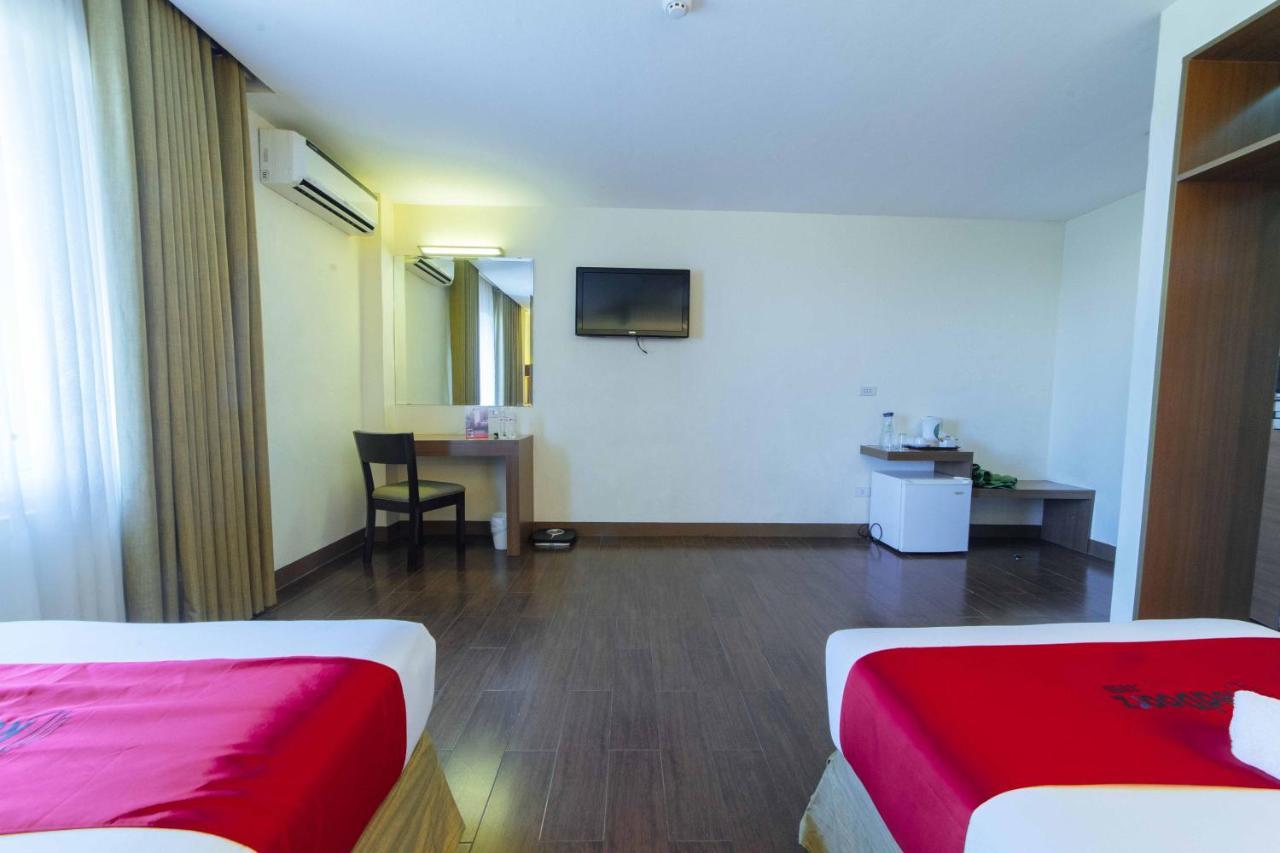 Hotel Reddoorz Premium @ The Ritz Garden Oases Davao Stadt Exterior foto