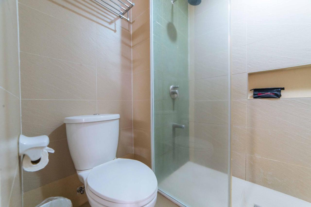 Hotel Reddoorz Premium @ The Ritz Garden Oases Davao Stadt Exterior foto