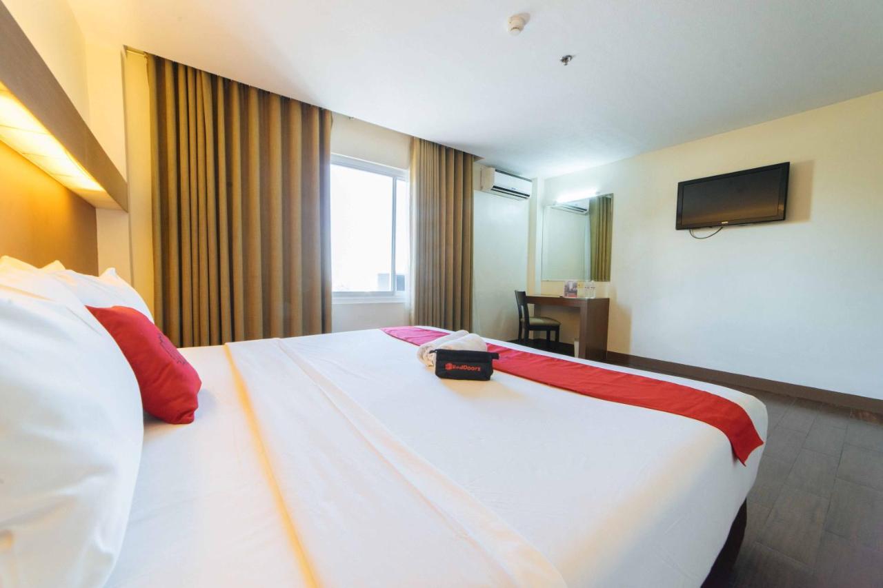 Hotel Reddoorz Premium @ The Ritz Garden Oases Davao Stadt Exterior foto