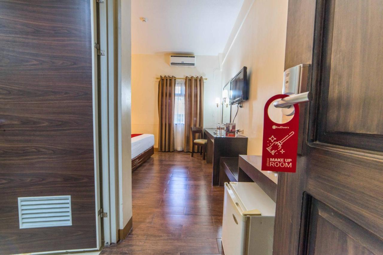 Hotel Reddoorz Premium @ The Ritz Garden Oases Davao Stadt Exterior foto