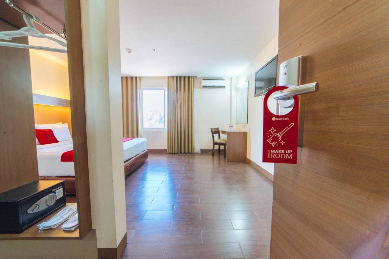 Hotel Reddoorz Premium @ The Ritz Garden Oases Davao Stadt Exterior foto